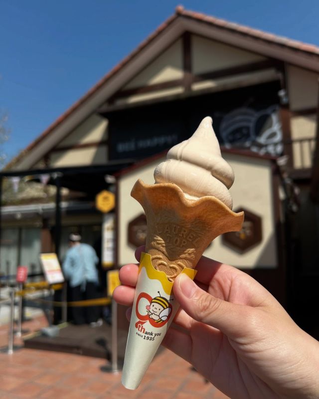\はちみつモカソフト大好評販売中☕️🍦/

みなさま、こんにちは😊
外にお出かけしたくなるようなぽかぽかあたたかい天候が続いていますね☀️

そんな日には冷たいソフトクリームが食べたくなりませんか？😋
長坂養蜂場では現在「はちみつモカソフト」を販売中です！！

このソフトクリーム、3月にお客様からご投票いただいた「歴代はちみつソフトクリームフレーバー総選挙」で1位に輝いたフレーバーです🥇
全1090票のうち121票を獲得した大人気フレーバーです！

クセのない優しい甘さが特徴の二代目の蜂蜜とほのかな苦みがクセになるコーヒーは相性抜群ですよ🩷

今だけの限定復活です📣
是非期間限定のフレーバーをお楽しみくださいませ✨✨

それでは、今日もぬくもりある素敵な一日になりますように😌
BEE HAPPY💫

- - - - - - - - - - - - - - - - - - - - -

🏡 長坂養蜂場 三ヶ日本店 @nagasaka_apiary
📍 静岡県浜松市浜名三ヶ日町下尾奈97-1
🈺 午前9：30～午後5：00
📆 毎週水曜・第2火曜定休
🅿️ 無料80台分あり

- - - - - - - - - - - - - - - - - - - - -
.
.
#長坂養蜂場 #養蜂場 #静岡 #浜松 #はままつ #三ヶ日 #浜名湖 #奥浜名湖駅 #はちみつ専門店 #はちみつ #蜂蜜 #ハチミツ #ミツバチ #浜松旅行 #浜松グルメ #浜松スイーツ #浜松土産 #浜松みやげ #浜松お土産 #健康食 #はちみつのある暮らし #apiary #honeyshop #honey #はちみつモカソフト