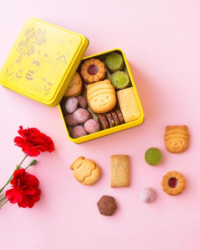 \母の日フェア開催中しております💐/

みなさま、こんにちは😊
現在長坂養蜂場では母の日フェアを開催しております！！

母の日何をあげよう🤔と悩まれている方も多いのではないでしょうか？
今日はそんな母の日のプレゼントとしてはもちろん、大切な方への贈り物やご自身へのご褒美としても喜んでいただける商品をご紹介します💝

紹介するのは「ぶんぶんハニークッキー」です🍪
昨年も販売して大人気だったクッキー缶が2025年春バージョンにリニューアルして登場です♪

当店オリジナルブレンドのはちみつ「三代目の蜂蜜」をたっぷり使用した見た目も華やかなパティシエ自信作のクッキー缶です✨
真ん中のぶんぶんも愛らしくてずっと見ていられます💛

今回は母の日用として母の日ラッピングもご用意しております🎁
また、はちみつ和紅茶もセットになった特別バージョンもございます☕️

店頭、お電話、WEBともに予約販売を受け付けております。
数量限定で店頭に並ぶこともありますので、是非ストーリーズ等で販売状況をご確認くださいませ。

それでは、今日もぬくもりある素敵な一日になりますように😌
BEE HAPPY💫

- - - - - - - - - - - - - - - - - - - - -

🏡 長坂養蜂場 三ヶ日本店 @nagasaka_apiary
📍 静岡県浜松市浜名三ヶ日町下尾奈97-1
🈺 午前9：30～午後5：00
📆 毎週水曜・第2火曜定休
🅿️ 無料80台分あり

- - - - - - - - - - - - - - - - - - - - -
.
.
#長坂養蜂場 #養蜂場 #静岡 #浜松 #はままつ #三ヶ日 #浜名湖 #奥浜名湖駅 #はちみつ専門店 #はちみつ #蜂蜜 #ハチミツ #ミツバチ #浜松旅行 #浜松グルメ #浜松スイーツ #浜松土産 #浜松みやげ #浜松お土産 #健康食 #はちみつのある暮らし #apiary #honeyshop #honey #母の日 #ぶんぶんハニークッキー