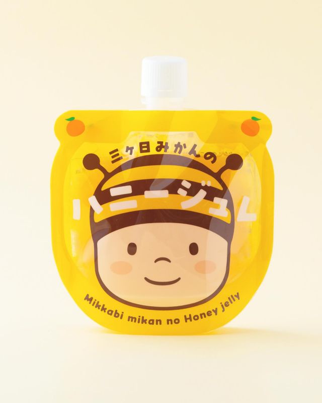 \【新登場！！】三ヶ日みかんのハニージュレ🍊🍯/

みなさま、こんにちは✨
まだ5月だというのに周りを見渡せば半袖半ズボン👕🩳。夏の暑さに負けないようはちみつパワーで元気にいきましょう♪

さて、そんな暑い日には身体が冷たいものを欲しますよね🧊
今日から発売のひんやりスイーツのお知らせです📣

その名も「三ヶ日みかんのハニージュレ🍊」！！
なんと言ってもこのぶんぶんの見た目がめちゃくちゃかわいいんです🩷
お子様のおやつやちょっとしたお手土産にも喜ばれること間違いなしですよ〜🥰

これから3投稿連続で「三ヶ日みかんのハニージュレ」の魅力を紹介していきますので、お見逃しなく！！

それでは、今日もぬくもりある素敵な一日になりますように😌
BEE HAPPY💫

- - - - - - - - - - - - - - - - - - - - -

🏡 長坂養蜂場 三ヶ日本店 @nagasaka_apiary
📍 静岡県浜松市浜名三ヶ日町下尾奈97-1
🈺 午前9：30～午後5：00
📆 毎週水曜・第2火曜定休
🅿️ 無料80台分あり

- - - - - - - - - - - - - - - - - - - - -
.
.
#長坂養蜂場 #養蜂場 #静岡 #浜松 #はままつ #三ヶ日 #浜名湖 #奥浜名湖駅 #はちみつ専門店 #はちみつ #蜂蜜 #ハチミツ #ミツバチ #浜松旅行 #浜松グルメ #浜松スイーツ #浜松土産 #浜松みやげ #浜松お土産 #健康食 #はちみつのある暮らし #apiary #honeyshop #honey #三ヶ日みかんのハニージュレ