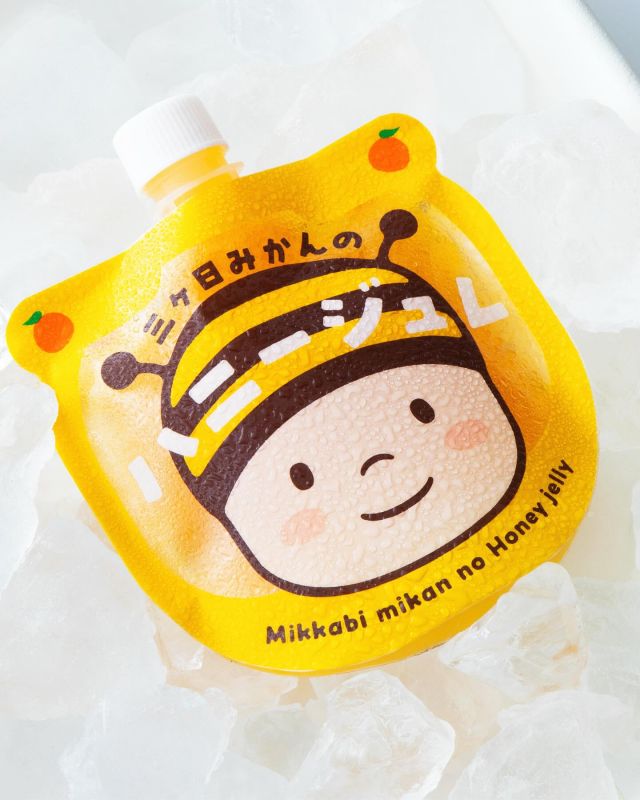 \【新登場！！】三ヶ日みかんのハニージュレ🍊🍯/

みなさま、こんにちは😊
今回は「三ヶ日みかんのハニージュレ」のこだわりポイントを紹介します💁‍♀️

原材料は地元三ヶ日産にとことんこだわっています！みかん果汁は「三ヶ日みかん」の果汁を使用、はちみつは「三ヶ日の里山蜂蜜」を使用しております🍯
いろいろなはちみつで試作を行いましたが、この「三ヶ日の里山蜂蜜」が相性抜群でした💛

寒天やこんにゃく粉も使用していることから、飲みごたえもあり、腹持ちがいいのも嬉しいポイントです！！
食感はふるふる＆やわらか食感😋そのまま冷やして食べてもよし、凍らせてデザートとして楽しむのもよし。

夏のほてった身体を癒してくれること、間違いなしですよ〜😍

それでは、今日もぬくもりある素敵な一日になりますように😌
BEE HAPPY💫

- - - - - - - - - - - - - - - - - - - - -

🏡 長坂養蜂場 三ヶ日本店 @nagasaka_apiary
📍 静岡県浜松市浜名三ヶ日町下尾奈97-1
🈺 午前9：30～午後5：00
📆 毎週水曜・第2火曜定休
🅿️ 無料80台分あり

- - - - - - - - - - - - - - - - - - - - -
.
.
#長坂養蜂場 #養蜂場 #静岡 #浜松 #はままつ #三ヶ日 #浜名湖 #奥浜名湖駅 #はちみつ専門店 #はちみつ #蜂蜜 #ハチミツ #ミツバチ #浜松旅行 #浜松グルメ #浜松スイーツ #浜松土産 #浜松みやげ #浜松お土産 #健康食 #はちみつのある暮らし #apiary #honeyshop #honey #三ヶ日みかんのハニージュレ