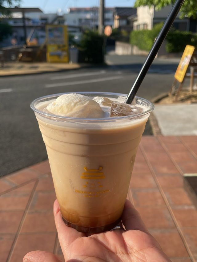 \【三ヶ日本店平日限定🏠】はちみつモカフロート販売中🍯☕️🍨/

みなさま、こんにちは😊
まだ6月に入ったばかりというのにこの暑さ💦
そんな日には冷たいものを身体が欲しますよね！！🧊

さて、今日は三ヶ日本店平日限定にて販売中の「はちみつモカフロート」のお知らせです📣

大人気ハニーハニーアイスラテにはちみつミルクアイスをトッピング！！
ラテにもアイスクリームにも当店1番人気「二代目の蜂蜜」をたっぷり使用しております😋

冷たいドリンクもアイスクリームもどっちも楽しみたい！！という方にピッタリの商品です✨✨
7月末まで販売しております💓

みなさま、是非お越しくださいませ〜💛

それでは、今日もぬくもりある素敵な一日になりますように😌
BEE HAPPY💫

- - - - - - - - - - - - - - - - - - - - -

🏡 長坂養蜂場 三ヶ日本店 @nagasaka_apiary
📍 静岡県浜松市浜名三ヶ日町下尾奈97-1
🈺 午前9：30～午後5：00
📆 毎週水曜・第2火曜定休
🅿️ 無料80台分あり

- - - - - - - - - - - - - - - - - - - - -
.
.
#長坂養蜂場 #養蜂場 #静岡 #浜松 #はままつ #三ヶ日 #浜名湖 #奥浜名湖駅 #はちみつ専門店 #はちみつ #蜂蜜 #ハチミツ #ミツバチ #浜松旅行 #浜松グルメ #浜松スイーツ #浜松土産 #浜松みやげ #浜松お土産 #健康食 #はちみつのある暮らし #apiary #honeyshop #honey #はちみつモカフロート