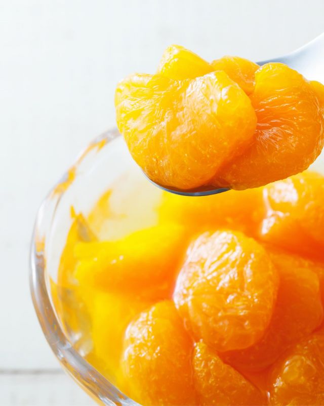 \【今だけ特別！会員価格】三ヶ日みかんのはちみつコンポート🍊🍯/

みなさま、こんにちは😊
最近の暑さにはびっくりしてしまいますね💦夏バテにはくれぐれも気をつけてお過ごしくださいませ♪

さて、そんな暑い日におすすめの冷やしても美味しい「三ヶ日みかんのはちみつコンポート」という商品のご紹介です💁‍♀️

ここ三ヶ日は全国有数のみかん産地で、「三ヶ日みかん」という名で広く知られています✨
そのなかでも「三ヶ日青島みかん」を使用し、はちみつシロップにたっぷり漬け込みました💛
みかんとはちみつは言うまでもなく相性抜群！！三ヶ日みかん農家さんに伝わる贅沢スイーツなんですよ〜🥰

この時期はぜひ凍らせてシャーベットとしてもお召し上がりいただきたいです🧊
シロップごと凍らせるだけで贅沢スイーツの完成です💓
夏のほてった身体を芯から癒してくれますよ〜！！

6・7月中は会員様限定で特別価格(880円→660円)にて販売しております♪
是非この機会にお召し上がりくださいませ✨✨

それでは、今日もぬくもりある素敵な一日になりますように😌
BEE HAPPY💫

- - - - - - - - - - - - - - - - - - - - -

🏡 長坂養蜂場 三ヶ日本店 @nagasaka_apiary
📍 静岡県浜松市浜名三ヶ日町下尾奈97-1
🈺 午前9：30～午後5：00
📆 毎週水曜・第2火曜定休
🅿️ 無料80台分あり

- - - - - - - - - - - - - - - - - - - - -
.
.
#長坂養蜂場 #養蜂場 #静岡 #浜松 #はままつ #三ヶ日 #浜名湖 #奥浜名湖駅 #はちみつ専門店 #はちみつ #蜂蜜 #ハチミツ #ミツバチ #浜松旅行 #浜松グルメ #浜松スイーツ #浜松土産 #浜松みやげ #浜松お土産 #健康食 #はちみつのある暮らし #apiary #honeyshop #honey #三ヶ日みかんのはちみつコンポート