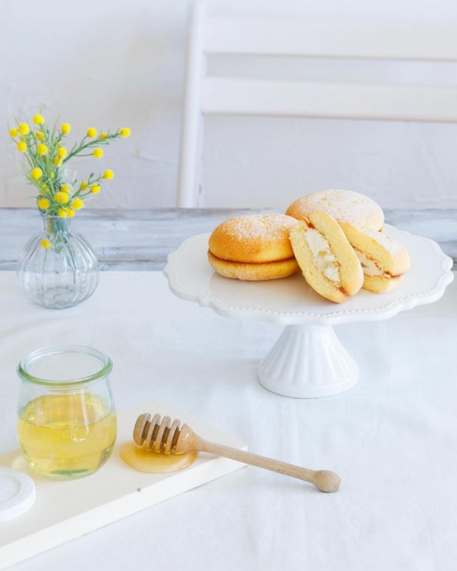 \【コラボ商品】大砂丘はちみつレモン販売中🍯🍋/

みなさま、こんにちは😊
本日はコラボ商品のご案内です💁‍♀️

長坂養蜂場では現在、静岡の老舗和菓子屋「たこまん」さんとコラボさせていただいた『大砂丘はちみつレモン』を販売しております✨

「たこまん」本店の地元、菊川市のたまご屋さんの生みたて新鮮卵と北海道の小麦を使った風味豊かなふんわり生地が特徴です😋✨✨

そこに長坂養蜂場のはちみつを使ったはちみつレモンのまろやかクリームを贅沢にサンドしました💛
はちみつの優しい甘さとレモンのさわやかな風味を感じられる満足感のあるクリームに仕上がっています♪

是非遠州コラボスイーツをお楽しみください⭐️

それでは、今日もぬくもりある素敵な一日になりますように😌
BEE HAPPY💫

- - - - - - - - - - - - - - - - - - - - -

🏡 長坂養蜂場 三ヶ日本店 @nagasaka_apiary
📍 静岡県浜松市浜名三ヶ日町下尾奈97-1
🈺 午前9：30～午後5：00
📆 毎週水曜・第2火曜定休
🅿️ 無料80台分あり

- - - - - - - - - - - - - - - - - - - - -
.
.
#長坂養蜂場 #養蜂場 #静岡 #浜松 #はままつ #三ヶ日 #浜名湖 #奥浜名湖駅 #はちみつ専門店 #はちみつ #蜂蜜 #ハチミツ #ミツバチ #浜松旅行 #浜松グルメ #浜松スイーツ #浜松土産 #浜松みやげ #浜松お土産 #健康食 #はちみつのある暮らし #apiary #honeyshop #honey #たこまん #大砂丘はちみつレモン