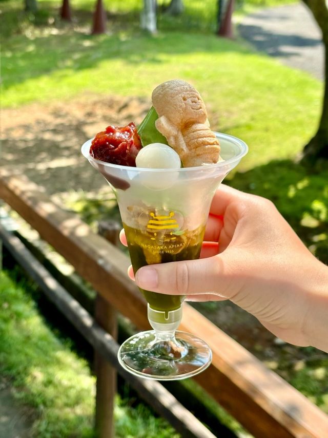 ＼はちみつ抹茶パフェ好評販売中☆彡／

こんにちは♪９月から始まりました日本茶きみくらさんとのコラボ企画、おかげさまで大変ご好評いただいております🍵

どれも美味しい商品ばかりですが、今回はスタッフにも大人気のはちみつ抹茶パフェをご紹介いたします♪

下から順に、抹茶ゼリー、コーンフレーク、抹茶ソフトが入って、その上にあんこ、白玉、最中の皮をトッピング！！
とっても贅沢で可愛いパフェとなっております💕
抹茶ソフトは濃厚でお茶本来の美味しさが際立っていてめちゃくちゃ美味しい！
あんこや白玉がさらに美味しさをアップさせてくれて、一口食べたらあっという間に完食ですよっ☆
ぶんぶんの最中の皮も可愛すぎです(ﾉ∀ヾ*)💛

きみくらさんとのスペシャルコラボは9月28日(日)まで！
はちみつ抹茶パフェは平日限定ですのでご注意ください。
皆さま、ご来店の際にはぜひお召し上がりください！

それでは、今日もぬくもりある素敵な1日になりますように。
BEE HAPPY〜💫

- - - - - - - - - - - - - - - - - - - - -

🏡 長坂養蜂場 三ヶ日本店 @nagasaka_apiary
📍 静岡県浜松市浜名区三ヶ日町下尾奈97-1
🈺 午前9：30～午後5：00
📆 毎週水曜・第2火曜定休
🅿️ 無料80台分あり

- - - - - - - - - - - - - - - - - - - - -
.
.
#長坂養蜂場 #養蜂場 #静岡 #浜松 #はままつ #三ヶ日 #浜名湖 #奥浜名湖駅 #はちみつ専門店 #はちみつ #蜂蜜 #ハチミツ #ミツバチ #浜松旅行 #浜松グルメ #浜松スイーツ #浜松土産 #浜松みやげ #浜松お土産 #健康食 #はちみつのある暮らし #apiary #はちみつ抹茶パフェ #はちみつ抹茶ソフト