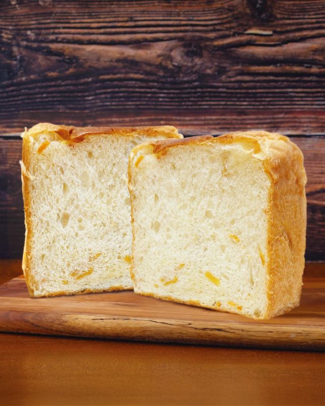 \【創業感謝祭開催中】「やさしいはちみつ生食パン三ヶ日みかん」新登場📣/

みなさま、こんにちは✨
長坂養蜂場では10/26(日)までの期間中、創業感謝祭を開催しております💁‍♀️

創業感謝祭限定の商品もたくさんございます！
その中でも注目が「やさしいはちみつ生食パン三ヶ日みかん」です🍊🍞

今年3月に誕生した長坂養蜂場のベーカリーブランド「_&Bakery」から登場した新フレーバーの生食パンです✨

「今まで食べた食パンのなかでいちばん美味しい！」などと嬉しいお声もたくさんいただいている『やさしいはちみつ生食パン』。
そんな大人気生食パンに10月限定で三ヶ日みかんのピューレが練り込まれた新フレーバーが登場です🥰

スタッフからも「めちゃくちゃ美味しい！」などと絶賛の声が多数♪是非みなさんに食べていただきたい自信作です。

三ヶ日本店限定で10月土日のみ(12:00〜/13:00〜)販売しております。
数量限定ですのでお早めに💨

※WEBサイトやお電話にて発送も承っておりますが、発送日に限りがございます。冷蔵商品との同梱はいたしかねますのでご了承くださいませ。

今日もぬくもりある素敵な一日になりますように😌
BEE HAPPY💫

- - - - - - - - - - - - - - - - - - - - -

🏡 長坂養蜂場 三ヶ日本店 @nagasaka_apiary
📍 静岡県浜松市浜名三ヶ日町下尾奈97-1
🈺 午前9：30～午後5：00
📆 毎週水曜・第2火曜定休
🅿️ 無料80台分あり

- - - - - - - - - - - - - - - - - - - - -
.
.
#長坂養蜂場 #養蜂場 #静岡 #浜松 #はままつ #三ヶ日 #浜名湖 #奥浜名湖駅 #はちみつ専門店 #はちみつ #蜂蜜 #ハチミツ #ミツバチ #浜松旅行 #浜松グルメ #浜松スイーツ #浜松土産 #浜松みやげ #浜松お土産 #健康食 #はちみつのある暮らし #apiary #honeyshop #honey #創業感謝祭 #やさしいはちみつ生食パン三ヶ日みかん