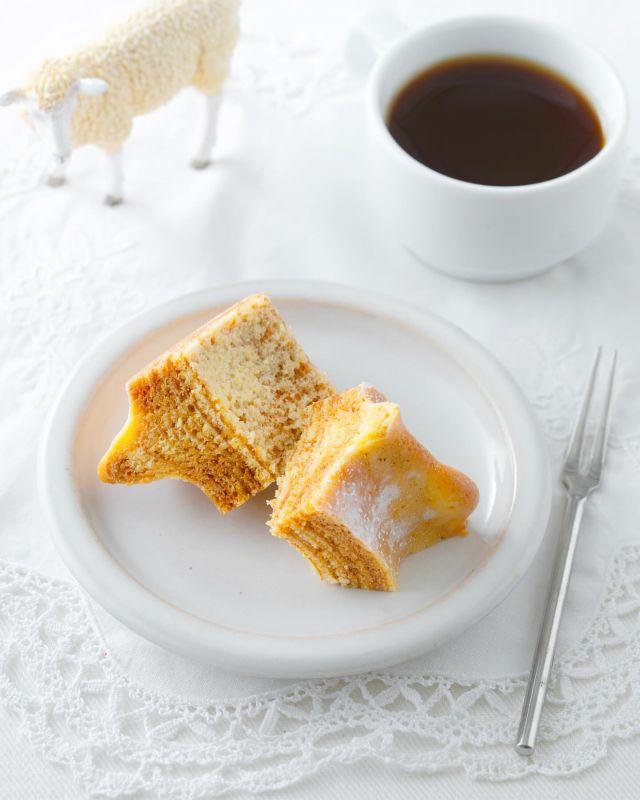 \【新商品】しあわせつなぐミツバチバウム登場いたします📣/
みなさま、こんにちは😊
本日は長坂養蜂場の新商品「しあわせつなぐミツバチバウム」についての続報です📣
こちらのバウムクーヘンは「ソフトタイプ」と「ハードタイプ」の2種類ご用意しております💁♀️
今回は「ハードバウム」をご紹介いたします😋
ハードバウムの名前は「Kizuna」。
じっくり焼き重ねた香ばしさが特徴のカリッモチ食感のバウムクーヘンです。
はちみつ(三代目の蜂蜜)と発酵バターのコク深い風味を楽しんでいただけます。
スタッフからは「あまりハードタイプのバウムクーヘンが好きではなかったけれど、これはめちゃくちゃ美味しい!!」との声が寄せられています✨✨
カリッとモチっと食感がお好きな方はぜひこちらをお試しくださいませ♪
今日もぬくもりある素敵な一日になりますように😌
BEE HAPPY💫
- - - - - - - - - - - - - - - - - - - - -
🏡 長坂養蜂場 三ヶ日本店 @nagasaka_apiary
📍 静岡県浜松市浜名三ヶ日町下尾奈97-1
🈺 午前9:30~午後5:00
📆 毎週水曜・第2火曜定休
🅿️ 無料80台分あり
- - - - - - - - - - - - - - - - - - - - -
.
.
#長坂養蜂場 #養蜂場 #静岡 #浜松 #はままつ #三ヶ日 #浜名湖 #奥浜名湖駅 #はちみつ専門店 #はちみつ #蜂蜜 #ハチミツ #ミツバチ #浜松旅行 #浜松グルメ #浜松スイーツ #浜松土産 #浜松みやげ #浜松お土産 #健康食 #はちみつのある暮らし #apiary #honeyshop #honey #しあわせつなぐミツバチバウム #Kizuna