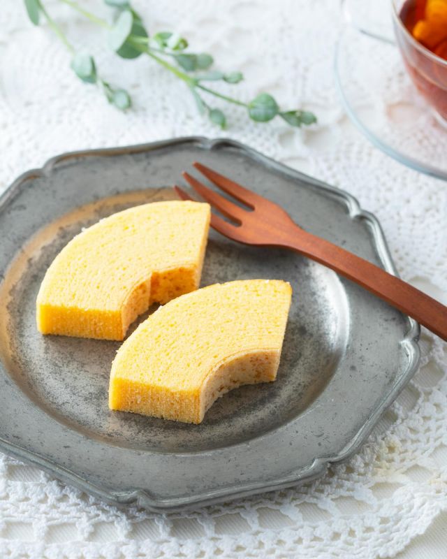 \【新商品】しあわせつなぐミツバチバウム登場いたします📣/
みなさま、こんにちは😊
本日は長坂養蜂場の新商品「しあわせつなぐミツバチバウム」についての続報です📣
こちらのバウムクーヘンは「ソフトタイプ」と「ハードタイプ」の2種類ご用意しております💁♀️
今回は「ソフトバウム」をご紹介いたします😋
ソフトバウムの名前は「Nukumori」。
しっとりとなめらかな口どけに仕上げております✨
ふんわりやわらか食感とやさしい甘みが特徴で、「三代目の蜂蜜」を使用しております🥰
スタッフからは「ずっしりしていて食べ応えがある!」「グラサージュをジュワッと感じられて美味しい!」との声が寄せられています✨✨
しっとり食感がお好きな方はぜひこちらをお試しくださいませ♪
今日もぬくもりある素敵な一日になりますように😌
BEE HAPPY💫
- - - - - - - - - - - - - - - - - - - - -
🏡 長坂養蜂場 三ヶ日本店 @nagasaka_apiary
📍 静岡県浜松市浜名三ヶ日町下尾奈97-1
🈺 午前9:30~午後5:00
📆 毎週水曜・第2火曜定休
🅿️ 無料80台分あり
- - - - - - - - - - - - - - - - - - - - -
.
.
#長坂養蜂場 #養蜂場 #静岡 #浜松 #はままつ #三ヶ日 #浜名湖 #奥浜名湖駅 #はちみつ専門店 #はちみつ #蜂蜜 #ハチミツ #ミツバチ #浜松旅行 #浜松グルメ #浜松スイーツ #浜松土産 #浜松みやげ #浜松お土産 #健康食 #はちみつのある暮らし #apiary #honeyshop #honey #しあわせつなぐミツバチバウム #Nukumori