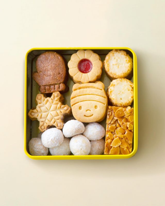 \ハニークッキー缶予約受付中♪/

みなさま、こんにちは😊
本日はハニークッキー缶予約販売のお知らせです📣

毎回登場する度に大好評いただいているクッキー缶🍪
今回は冬バージョンで登場です❄️

当店オリジナルブレンドはちみつ「三代目の蜂蜜」を使用したクッキーが7種類も入っています✨
2号店「はちみつスイーツアトリエ」のパティシエが生地や焼き方にこだわり、丹精込めて仕上げた手作りクッキー缶です🥰

味はもちろんのこと、その可愛らしい見た目にも癒されます💛
手ぶくろ型のハニーココアや雪の結晶型のハニーバニラなど、冬らしさ満載です⛄️

自分へのご褒美や大切な方へのプレゼントにぜひいかがでしょうか？💝

※こちらは予約専用商品です。発送日や店頭引き渡し日は決められたお日にちからの指定となります。詳しくはWEBサイトをご確認くださいませ💻

今日もぬくもりある素敵な一日になりますように😌
BEE HAPPY💫

- - - - - - - - - - - - - - - - - - - - -

🏡 長坂養蜂場 三ヶ日本店 @nagasaka_apiary
📍 静岡県浜松市浜名三ヶ日町下尾奈97-1
🈺 午前9：30～午後5：00
📆 毎週水曜・第2火曜定休
🅿️ 無料80台分あり

- - - - - - - - - - - - - - - - - - - - -
.
.
#長坂養蜂場 #養蜂場 #静岡 #浜松 #はままつ #三ヶ日 #浜名湖 #奥浜名湖駅 #はちみつ専門店 #はちみつ #蜂蜜 #ハチミツ #ミツバチ #浜松旅行 #浜松グルメ #浜松スイーツ #浜松土産 #浜松みやげ #浜松お土産 #健康食 #はちみつのある暮らし #apiary #honeyshop #honey #ハニークッキー缶