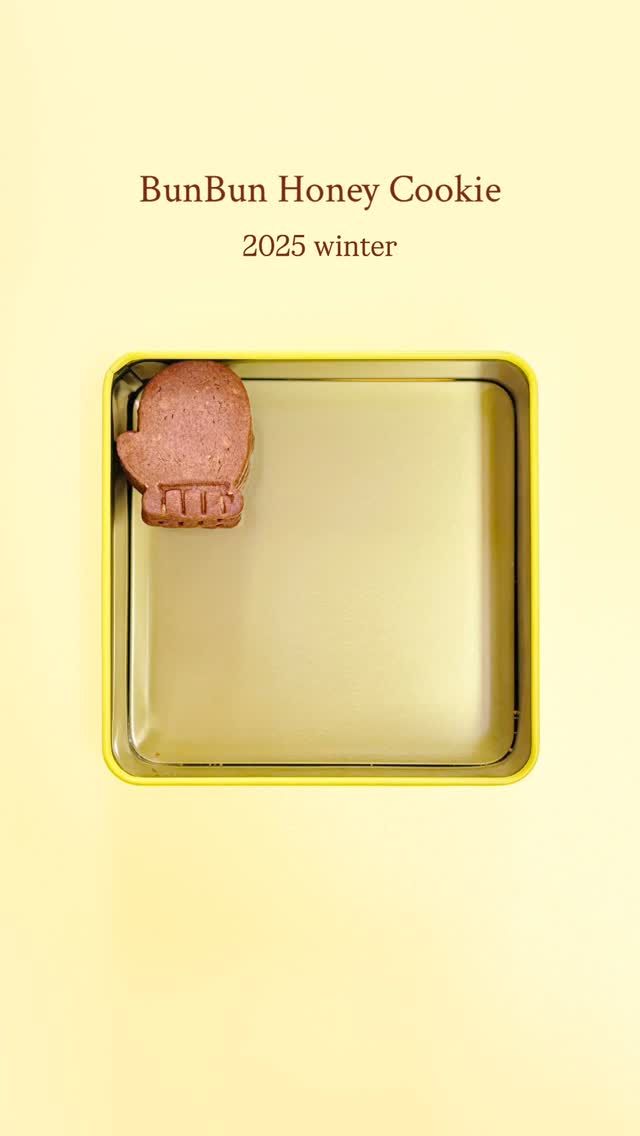 \ ご好評ありがとうございます♡ /

ハニークッキー缶〜ぶんぶんの雪あそび〜
たくさんのご注文、ありがとうございます✨️

みなさまにご好評いただき、現在WEBでの注文は受付終了、
店頭・お電話での受付が残りわずかとなっております！
数量限定ですので、ご注文はお早めに🐝♪

今日もぬくもりある素敵な一日になりますように😌
BEE HAPPY💫

- - - - - - - - - - - - - - - - - - - - -

🏡 長坂養蜂場 三ヶ日本店 @nagasaka_apiary
📍 静岡県浜松市浜名三ヶ日町下尾奈97-1
🈺 午前9：30～午後5：00
📆 毎週水曜・第2火曜定休
🅿️ 無料80台分あり

- - - - - - - - - - - - - - - - - - - - -
・
・
#長坂養蜂場 #はちみつ専門店 #クッキー缶 #ぶんぶん #はちみつ