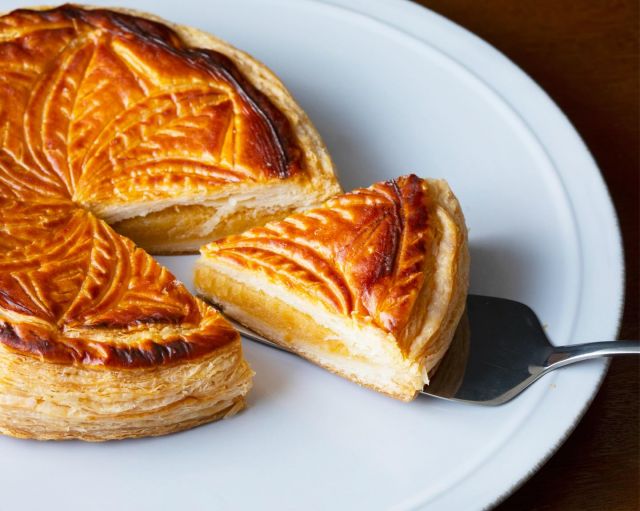 \【予約受付終了は12/28(日)まで！】ガレット・デ・ロワ・ミエル販売中📣/

みなさま、こんにちは😊
本日は予約受付終了まで残りわずかの注目商品のご紹介です💁‍♀️

現在店頭やお電話、WEBサイトにて400個限定で「ガレット・デ・ロワ・ミエル」の注文を受け付けております✨✨

聞き馴染みのない方も多いかと思いますが、「ガレット・デ・ロワ」はフランスの伝統菓子です🇫🇷
サクサクのパイ生地に香ばしいアーモンドクリームをたっぷりと包み込んだスイーツです。
贅沢にはちみつもたっぷり使用して仕上げています♪

予約受付終了は12/28(日)までですので、是非新年のお祝いスイーツとしてお早めにご検討くださいませ💛

※こちらは予約商品です。店頭受け取り日/発送日には限りがあります(1/4〜1/6,1/10〜1/12)。
WEBサイトにてご注文の場合は発送のみの対応となりますのでご了承くださいませ💻

今日もぬくもりある素敵な一日になりますように😌
BEE HAPPY💫

- - - - - - - - - - - - - - - - - - - - -

🏡 長坂養蜂場 三ヶ日本店 @nagasaka_apiary
📍 静岡県浜松市浜名三ヶ日町下尾奈97-1
🈺 午前9：30～午後5：00
📆 毎週水曜・第2火曜定休
🅿️ 無料80台分あり

- - - - - - - - - - - - - - - - - - - - -
.
.
#長坂養蜂場 #養蜂場 #静岡 #浜松 #ガレット・デ・ロワ・ミエル