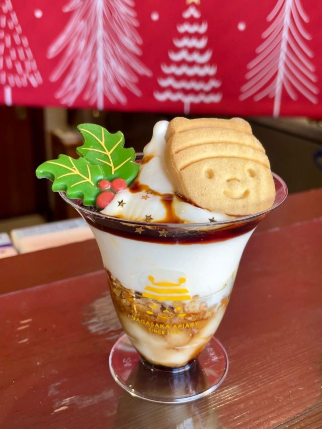 \【12/25(木)まで三ヶ日本店平日限定販売！】はちみつとプリンのクリスマスミニパフェ販売中🤶/

みなさま、こんにちは💛
本日はクリスマス仕様の限定テイクアウトメニューのご紹介です🎅🏻

三ヶ日本店では12/25(木)までの期間中、平日限定で「はちみつとプリンのクリスマスミニパフェ」を販売しております💁‍♀️

なんといってもクリスマスを感じられるこの見た目がとっても可愛いんです❤️
味にももちろんこだわっております！
当店大人気はちみつソフトにプリン、焦がしはちみつ、ハニークッキー、ひいらぎチョコ、星型の金箔をトッピング♪

ハニークッキーは2号店はちみつスイーツアトリエのパティシエが1枚ずつ丁寧に焼き上げました🍪
ミニパフェなので食べやすいのもおすすめポイントですよ✨

期間限定のお味を是非お楽しみください💓

今日もぬくもりある素敵な一日になりますように😌
BEE HAPPY💫

- - - - - - - - - - - - - - - - - - - - -

🏡 長坂養蜂場 三ヶ日本店 @nagasaka_apiary
📍 静岡県浜松市浜名三ヶ日町下尾奈97-1
🈺 午前9：30～午後5：00
📆 毎週水曜・第2火曜定休
🅿️ 無料80台分あり

- - - - - - - - - - - - - - - - - - - - -
.
.
#長坂養蜂場 #静岡 #浜松 #クリスマス #パフェ