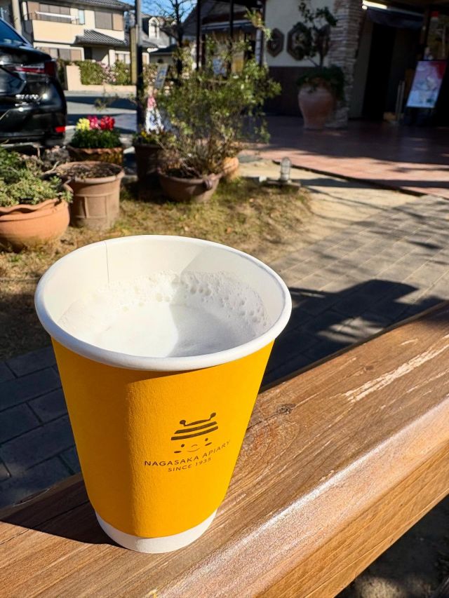 \【冬季限定！三ヶ日本店にて販売中！】寒い冬にハニーホットミルクはいかがですか？🍯🥛/

みなさま、こんにちは😊
本日は冬季限定テイクアウトメニューのご紹介です💁‍♀️

三ヶ日本店では冬季限定で「ハニーホットミルク」を販売しております✨✨

寒い冬にはあたたかい飲み物が飲みたくなりますよね❄️
そんなときに「ハニーホットミルク」が冷えた身体をほっと癒してくれます💓

ホットミルクには当店オリジナルブレンドの「三代目の蜂蜜」を使用しております🍯
はちみつとミルクの優しい甘みが相性抜群で、身体の芯からあたためてくれます。

「ハニーホットミルク」の魅力は美味しさだけではありません。
はちみつとホットミルクを一緒に飲むことによって、リラックス効果があるとも言われるセロトニンを生成します☘️
通称"幸せホルモン”とも言われているんですよ〜♡

是非三ヶ日本店にいらした際にはお楽しみくださいませ🥰

今日もぬくもりある素敵な一日になりますように😌
BEE HAPPY💫

- - - - - - - - - - - - - - - - - - - - -

🏡 長坂養蜂場 三ヶ日本店 @nagasaka_apiary
📍 静岡県浜松市浜名三ヶ日町下尾奈97-1
🈺 午前9：30～午後5：00
📆 毎週水曜・第2火曜定休
🅿️ 無料80台分あり

- - - - - - - - - - - - - - - - - - - - -
.
.
#長坂養蜂場 #養蜂場 #静岡 #浜松 #ハニーホットミルク