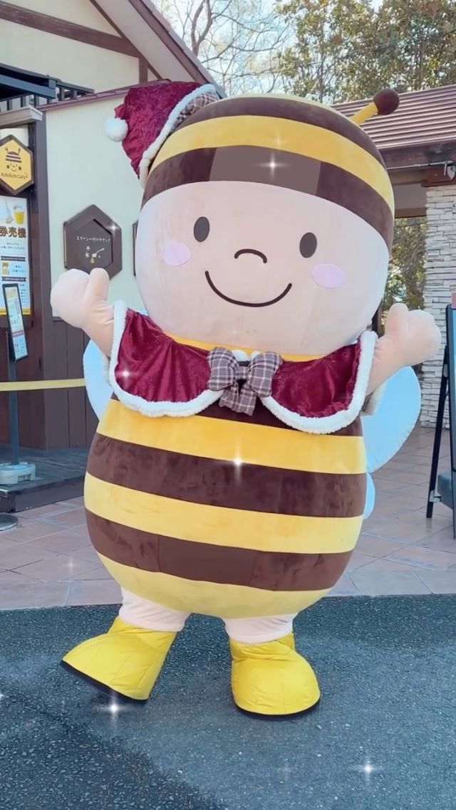 \✨🎄 Merry Christmas 🎄✨/

みなさま、こんにちは！
いよいよ明日はクリスマスイブですね☺️🎶
三ヶ日本店では、本日12/23(火)とクリスマス当日の12/25(木)に、クリスマス衣装のぶんぶんが登場します🎉
 
🎅サンタぶんぶん
🦌トナカイぶんぶん
どちらになるかはお楽しみっ♪

ぶんぶんと一緒にクリスマス気分を満喫しましょう〜〜✨️✨️

今日もぬくもりある素敵な一日になりますように😌
BEE HAPPY💫

- - - - - - - - - - - - - - - - - - - - -

🏡 長坂養蜂場 三ヶ日本店 @nagasaka_apiary
📍 静岡県浜松市浜名三ヶ日町下尾奈97-1
🈺 午前9：30～午後5：00
📆 毎週水曜・第2火曜定休
🅿️ 無料80台分あり

- - - - - - - - - - - - - - - - - - - - -
・
・
#長坂養蜂場 #はちみつ専門店 #ぶんぶん #クリスマス #養蜂場