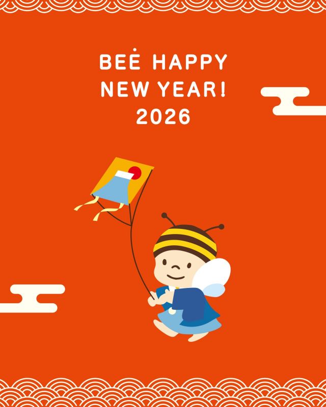 \ 🎍BEE HAPPY NEW YEAR🐴 /

みなさま、あけましておめでとうございます！
2026年もどうぞ、よろしくお願いいたします♪

本年もみなさまにぬくもりをお届けできるよう、スタッフ一同励んでまいりますので、変わらぬご愛顧のほどよろしくお願いいたします🙇‍♀️✨️

三ヶ日本店は、1/3(土) 朝9:30から営業を開始します🎍
新春感謝祭では、オリジナル宝くじ付きの福袋
｢満福セット｣も4種取り揃えております！
こちらはWEBでも販売しておりますので、
ぜひチェックしてみてくださいね👀´‐

それでは、今年もぬくもりあふれる1年になりますように♪
BEE HAPPY NEW YEAR 〜〜💫

- - - - - - - - - - - - - - - - - - - - -

🏡 長坂養蜂場 三ヶ日本店 @nagasaka_apiary
📍 静岡県浜松市浜名三ヶ日町下尾奈97-1
🈺 午前9：30～午後5：00
📆 毎週水曜・第2火曜定休
🅿️ 無料80台分あり

- - - - - - - - - - - - - - - - - - - - -
.
.
#長坂養蜂場 #はちみつ専門店 #はちみつ #新年のごあいさつ  #はちみつのある暮らし