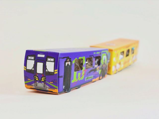 \ 残り1ヶ月‼️ /
🟩🟪エヴァンゲリオンコラボは2/28(土)まで！🟪🟩
⁡
みなさま、こんにちは♪
本日は、｢シン・ハママツ計画｣コラボ商品のご紹介です📢
⁡
エヴァンゲリオンと浜松市のコラボ企画、｢シン・ハママツ計画｣も、残り1ヶ月となりました！
みなさま、スタンプラリーやコラボ商品のお求めはお済みでしょうかっ！✨️

長坂養蜂場では、コラボ商品として｢エヴァンゲリオン列車 はちみつとろり飴｣を販売しております！
天竜浜名湖鉄道のエヴァンゲリオンラッピング電車をパッケージにしたはちみつとろり飴です🍬

中には、コラボ記念デザインの缶バッチがひとつ入っています。
缶バッチの絵柄は全部で4種類！中には、全種コンプリートしてくださるお客さまも……👀
⁡
さらにこのパッケージ、2つ以上を連結して遊ぶことができるんです！！🚃
エヴァンゲリオンラッピング電車同士で繋げるもよし、ぶんぶん号と繋げるもよし！
ぜひご自宅で試してみてくださいね☺️

｢エヴァンゲリオン列車 はちみつとろり飴｣は2/28(土)まで、三ヶ日本店にて販売中です！
今しか手に入らない限定商品ですので、ぜひぜひチェックしてみてください🚃✨️ ⁡⁡
⁡

今日もぬくもりある素敵な一日になりますように😌
BEE HAPPY💫

- - - - - - - - - - - - - - - - - - - - -

🏡 長坂養蜂場 三ヶ日本店 @nagasaka_apiary
📍 静岡県浜松市浜名三ヶ日町下尾奈97-1
🈺 午前9：30～午後5：00
📆 毎週水曜・第2火曜定休
🅿️ 無料80台分あり

- - - - - - - - - - - - - - - - - - - - -
.
.
#長坂養蜂場 #はちみつ専門店 #シンハママツ計画 #エヴァンゲリオン #エヴァンゲリオンコラボ