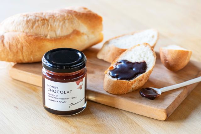 \【間もなくバレンタイン💌】大切な方への贈り物や自分へのご褒美にいかがですか？/

みなさま、こんにちは😊
間もなく2/14(土)！バレンタインですね🩷
大切な方への贈り物や自分へのご褒美におすすめの商品をご紹介します💁‍♀️

①ハニーショコラ
ハンガリー産の上品な甘みのあかしあ蜂蜜と世界でも最高品質とされる香り高いマダガスカル産のカカオでできています。
まろやかな甘さが口いっぱいに広がるクセになる美味しさです。
パンにかけて食べるとおすすめ！🍞

②とろけるはちみつペカンナッツショコラ
当店大人気のはちみつスイーツです。
ペカンナッツに、ベルギー産のホワイトチョコレートとはちみつパウダーでコーティングをしました。
濃厚な口溶けが特徴です🥜

③はちみつショコラプリン
長坂養蜂場2号店の「はちみつスイーツアトリエ」にてパティシエが1つ1つ手作りしたプディングです。
チョコレートの風味もはちみつの風味もしっかり感じることができる贅沢な味わいが特徴です🍮

プレゼント用としてラッピングやギフトタグ、メッセージカードなどのご用意もございます😍
是非ご検討くださいませ✨✨
⁡
今日もぬくもりある素敵な一日になりますように😌
BEE HAPPY💫

- - - - - - - - - - - - - - - - - - - - -

🏡 長坂養蜂場 三ヶ日本店 @nagasaka_apiary
📍 静岡県浜松市浜名三ヶ日町下尾奈97-1
🈺 午前9：30～午後5：00
📆 毎週水曜・第2火曜定休
🅿️ 無料80台分あり

- - - - - - - - - - - - - - - - - - - - -
.
.
#長坂養蜂場 #養蜂場 #浜松 #ハニーショコラ #バレンタイン