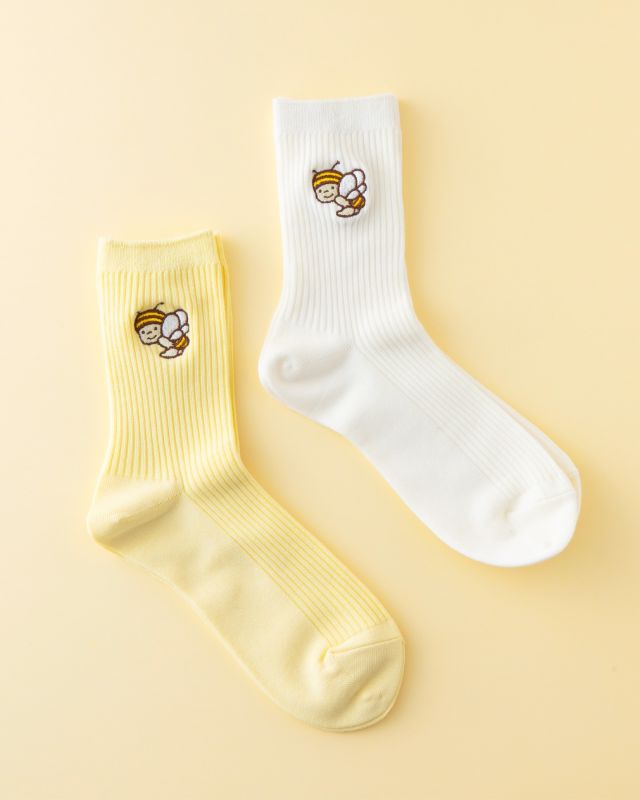 \✨️🧦「靴下屋」コラボ商品紹介🐝✨️/
⁡
⁡みなさま、こんにちは♪
本日は、3/5より販売している「靴下屋」コラボソックスのご紹介です！

①ぶんぶん刺繍無地ソックス  オフホワイト(22.5cm〜24.5cm)
②ぶんぶん刺繍無地ソックス  クリーム(22.5cm〜24.5cm)
合わせる服を選ばない白色‎🤍と、はちみつを思わせるやさしい黄色💛
使いやすい無地ソックスを、これからの季節にぴったりな明るいカラーでご用意しました☺️
ぶんぶんの刺繍がワンポイントになって、いつもの装いがもっとHAPPYになること間違いなし♪
⁡
③ぶんぶん刺繍キッズソックス  イエロー(16〜18cm)
④るんるん刺繍キッズソックス  ラベンダー(16〜18cm)
キッズサイズの無地ソックスを、ぶんぶん・るんるんに合わせてカラフルに仕上げました🎨
親子でおそろいにしてもかわいいですよ〜っ🥰🥰
⁡
※コラボソックス各種について、
大好評につき、長坂養蜂場ではただいま品薄となっております！💦
静岡県内6店舗の｢靴下屋｣さまでもお買い求めいただけますので、ぜひお近くの店舗をチェックしてみてくださいね🔍✨️
※浜松メイワン店はレディースサイズのみの取り扱いです
⁡
ほっこりかわいいぶんぶんたちの刺繍ソックス🧦
みなさまのコーディネート例もぜひ教えてください♪
次回の投稿もお楽しみに👀✨️
⁡
それでは、今日もぬくもりある素敵な1日になりますように。
BEE HAPPY〜💫

- - - - - - - - - - - - - - - - - - - - -

🏡 長坂養蜂場 三ヶ日本店 @nagasaka_apiary
📍 静岡県浜松市浜名区三ヶ日町下尾奈97-1
🈺 午前9：30～午後5：00
📆 毎週水曜・第2火曜定休
🅿️ 無料80台分あり

▶︎プロフィールのリンクからお買いものできます♪→@nagasaka_apiary
- - - - - - - - - - - - - - - - - - - - -
.
.
#長坂養蜂場 #靴下屋コラボ #ぶんぶんソックス #靴下屋 #ミツバチ感謝祭