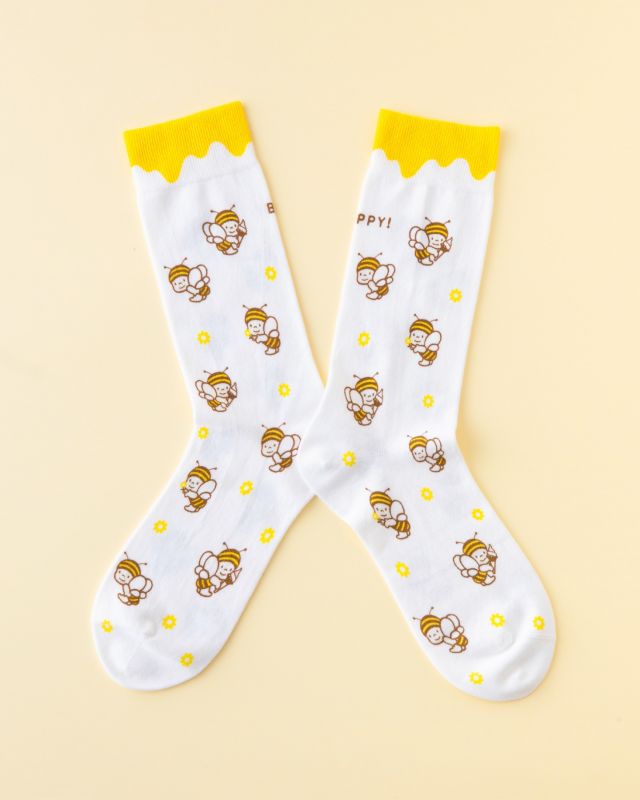 \✨️🧦「靴下屋」コラボ商品紹介②🐝✨️/
⁡
⁡みなさま、こんにちは♪
本日も、3/5より販売している「靴下屋」コラボソックスのご紹介です！

⑤ぶんぶんプリントソックス(22.5cm〜24.5cm)
こちらは刺繍ではなく、全面に絵柄がプリントされた商品🧦
⁡「ぶんぶんが大好き！」「足元にアクセントがほしい！」「遊び心のある靴下が好き！」そんな方にとってもおすすめな1足です🥰
⁡
こちらの商品、よく見ると後ろ側に文字が書いてあります👀
両足を揃えてみると……｢BEE HAPPY!｣の文字が完成😊✨️
遊び心のあるお茶目なデザインなので、スニーカーはもちろん、サンダル合わせで着こなすのもかわいいですっ👟
⁡
⑥ぶんぶん刺繍ボーダーソックス  キナリ×モカチャ(22.5cm〜24.5cm)
⑦るんるん刺繍ボーダーソックス  キナリ×コン(22.5cm〜24.5cm)
ミツバチをイメージしたボーダー柄のソックスです🐝
ぶんぶんにはやさしい色味の"モカチャ"を、るんるんにはお洒落な"コン"をセレクト♡
スニーカーなどに合わせて、チラ見せするのもかわいいですよ〜😍

※コラボソックス各種について、
大好評につき、長坂養蜂場では一部品薄となっております！💦
静岡県内6店舗の｢靴下屋｣さまでもお買い求めいただけますので、ぜひお近くの店舗をチェックしてみてくださいね🔍✨️
(浜松メイワン店はレディースサイズのみの取り扱いです)

⁡みなさまもぜひ、ぶんぶんやるんるんと楽しい靴下ライフをお過ごしください🍀

それでは、今日もぬくもりある素敵な1日になりますように。
BEE HAPPY〜💫

- - - - - - - - - - - - - - - - - - - - -

🏡 長坂養蜂場 三ヶ日本店 @nagasaka_apiary
📍 静岡県浜松市浜名区三ヶ日町下尾奈97-1
🈺 午前9：30～午後5：00
📆 毎週水曜・第2火曜定休
🅿️ 無料80台分あり

▶︎プロフィールのリンクからお買いものできます♪→@nagasaka_apiary
- - - - - - - - - - - - - - - - - - - - -
.
.
#長坂養蜂場 #靴下屋コラボ #ぶんぶんソックス #靴下屋 #ミツバチ感謝祭