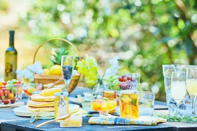 \夏らしい爽やかな写真をお届けいたします🎐🍯/

みなさま、こんにちは😊
ジリジリとした夏の暑さを感じる日も増えてきましたね🌻
みなさまいかがお過ごしでしょうか？

本日は長坂養蜂場よりとっても夏らしい爽やかな写真のお届けです📷✨✨

この写真、よく見てみてください👀

実は...養蜂場で撮影をしているんです‼️
長坂養蜂場には複数の養蜂場があり、ここもその中の1つ。
1年をかけて養蜂部が大切に大切にミツバチを育ててきました🐝

テーブルのように見えるものもよく見てみると...なんと❣️巣箱なんです✨✨
そこに並べられているのは長坂養蜂場自慢の商品たち。
夏の日差しのもと、はちみつがキラキラと輝いていますね⭐️

新蜜も登場しております♪是非お楽しみくださいませ💕⁡
⁡
それでは、今日もぬくもりある素敵な1日になりますように。
BEE HAPPY〜💫

- - - - - - - - - - - - - - - - - - - - -

🏡 長坂養蜂場 三ヶ日本店 @nagasaka_apiary
📍 静岡県浜松市浜名区三ヶ日町下尾奈97-1
🈺 午前9：30～午後5：00
📆 毎週水曜・第2火曜定休
🅿️ 無料80台分あり

▶︎プロフィールのリンクからお買いものできます♪→@nagasaka_apiary
- - - - - - - - - - - - - - - - - - - - -
.
.
#長坂養蜂場 #養蜂場 #お中元 #新蜜 #はちみつ専門店