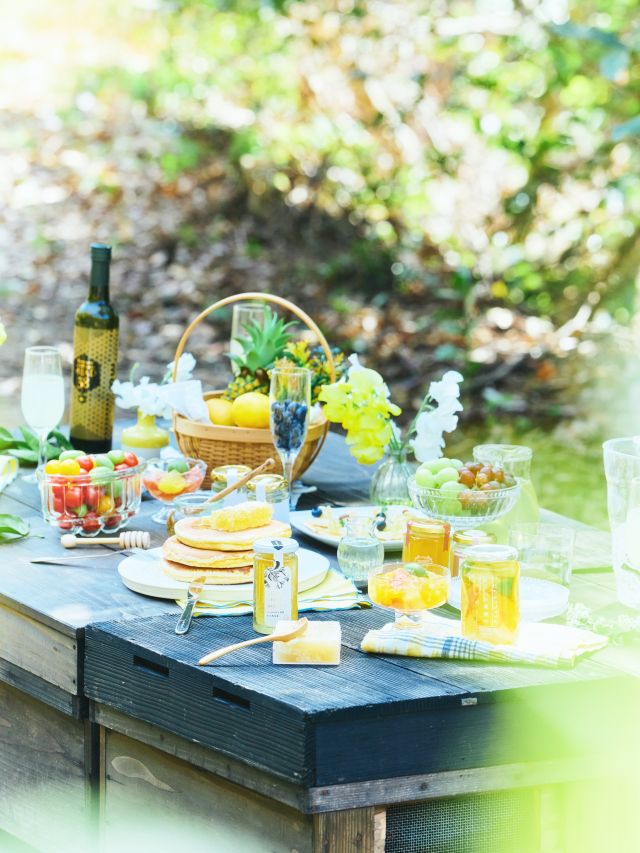 \夏らしい爽やかな写真をお届けいたします🎐🍯/

みなさま、こんにちは😊
ジリジリとした夏の暑さを感じる日も増えてきましたね🌻
みなさまいかがお過ごしでしょうか？

本日は長坂養蜂場よりとっても夏らしい爽やかな写真のお届けです📷✨✨

この写真、よく見てみてください👀

実は...養蜂場で撮影をしているんです‼️
長坂養蜂場には複数の養蜂場があり、ここもその中の1つ。
1年をかけて養蜂部が大切に大切にミツバチを育ててきました🐝

テーブルのように見えるものもよく見てみると...なんと❣️巣箱なんです✨✨
そこに並べられているのは長坂養蜂場自慢の商品たち。
夏の日差しのもと、はちみつがキラキラと輝いていますね⭐️

新蜜も登場しております♪是非お楽しみくださいませ💕⁡
⁡
それでは、今日もぬくもりある素敵な1日になりますように。
BEE HAPPY〜💫

- - - - - - - - - - - - - - - - - - - - -

🏡 長坂養蜂場 三ヶ日本店 @nagasaka_apiary
📍 静岡県浜松市浜名区三ヶ日町下尾奈97-1
🈺 午前9：30～午後5：00
📆 毎週水曜・第2火曜定休
🅿️ 無料80台分あり

▶︎プロフィールのリンクからお買いものできます♪→@nagasaka_apiary
- - - - - - - - - - - - - - - - - - - - -
.
.
#長坂養蜂場 #養蜂場 #お中元 #新蜜 #はちみつ専門店