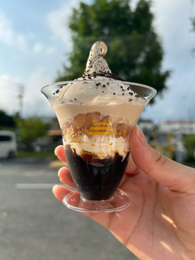 \【三ヶ日本店平日限定】ハニーコーヒーゼリーパフェ販売中💕/

みなさま、こんにちは😊
本日も限定テイクアウトメニューのご紹介です💁‍♀️

三ヶ日本店では現在、平日限定で「ハニーコーヒーゼリーパフェ」を販売しております🥰
ソフトクリーム総選挙で第1位を獲得した「はちみつモカソフト」とコーヒーゼリーが相性抜群の贅沢パフェです♪

一番下の層にはコーヒーゼリーと生クリームが入っております✨
コーヒーゼリーのほろ苦さと、コーヒーの風味を最大限引き出す生クリームの優しい甘さが特徴です☕️

さらに1番上にはミルで砕いた香り豊かなコーヒー豆をかけて仕上げています💛

7/31(金)までの平日限定ですので、ぜひお楽しみくださいませ⭐️

今日もぬくもりある素敵な1日になりますように。
BEE HAPPY💫

- - - - - - - - - - - - - - - - - - - - -

🏡 長坂養蜂場 三ヶ日本店 @nagasaka_apiary
📍 静岡県浜松市浜名区三ヶ日町下尾奈97-1
🈺 午前9：30～午後5：00
📆 毎週水曜・第2火曜定休
🅿️ 無料80台分あり

▶︎プロフィールのリンクからお買いものできます♪
→@nagasaka_apiary

- - - - - - - - - - - - - - - - - - - - -
・
・
#長坂養蜂場 #浜松 #スイーツ #はちみつ #パフェ