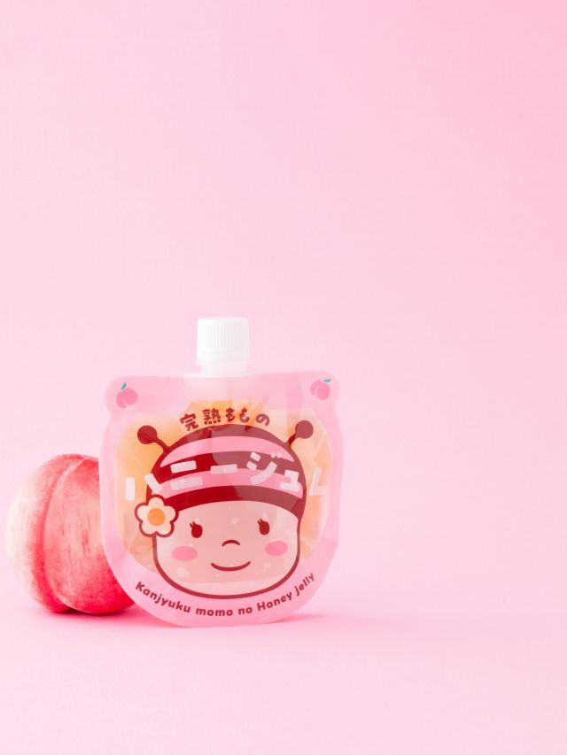\【新商品】完熟もものハニージュレ販売中🍑/

みなさま、こんにちは😊
今日は新商品のご案内です💁‍♀️

長坂養蜂場では6月より新商品「完熟もものハニージュレ」が登場しております✨✨
昨年登場した「三ヶ日みかんのハニージュレ」に続くハニージュレシリーズ待望の第2弾です♪

国産のもも果汁に長坂養蜂場人気No.1はちみつ「二代目の蜂蜜」を合わせました💕
桃の芳醇な味わいとはちみつのまろやかな甘みをお楽しみいただけるジュレとなっております🍑🍯

なんと言ってもるんるんのパッケージもめちゃくちゃ可愛いんです😍
ぶんぶんパッケージの「三ヶ日みかんのハニージュレ」と並べるとさらにかわいさが倍増します🩷💛
ご自宅用はもちろん、贈り物としても大人にも子どもにも喜んでいただけるかと思います😊

冷やしてそのままお召し上がりいただくのはもちろん、凍らせてシャーベット状にして夏のひんやりスイーツとしてお召し上がりいただくのもおすすめですよ🧊
ぜひお楽しみくださいませ🥰

それでは、今日もぬくもりある素敵な1日になりますように。
BEE HAPPY〜💫

- - - - - - - - - - - - - - - - - - - - -

🏡 長坂養蜂場 三ヶ日本店 @nagasaka_apiary
📍 静岡県浜松市浜名区三ヶ日町下尾奈97-1
🈺 午前9：30～午後5：00
📆 毎週水曜・第2火曜定休
🅿️ 無料80台分あり

▶︎プロフィールのリンクからお買いものできます♪→@nagasaka_apiary
- - - - - - - - - - - - - - - - - - - - -
.
.
#長坂養蜂場 #養蜂場 #静岡 #浜松 #ハニージュレ