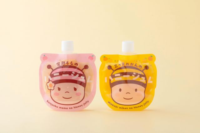 \【新商品】完熟もものハニージュレ販売中🍑/

みなさま、こんにちは😊
今日は新商品のご案内です💁‍♀️

長坂養蜂場では6月より新商品「完熟もものハニージュレ」が登場しております✨✨
昨年登場した「三ヶ日みかんのハニージュレ」に続くハニージュレシリーズ待望の第2弾です♪

国産のもも果汁に長坂養蜂場人気No.1はちみつ「二代目の蜂蜜」を合わせました💕
桃の芳醇な味わいとはちみつのまろやかな甘みをお楽しみいただけるジュレとなっております🍑🍯

なんと言ってもるんるんのパッケージもめちゃくちゃ可愛いんです😍
ぶんぶんパッケージの「三ヶ日みかんのハニージュレ」と並べるとさらにかわいさが倍増します🩷💛
ご自宅用はもちろん、贈り物としても大人にも子どもにも喜んでいただけるかと思います😊

冷やしてそのままお召し上がりいただくのはもちろん、凍らせてシャーベット状にして夏のひんやりスイーツとしてお召し上がりいただくのもおすすめですよ🧊
ぜひお楽しみくださいませ🥰

それでは、今日もぬくもりある素敵な1日になりますように。
BEE HAPPY〜💫

- - - - - - - - - - - - - - - - - - - - -

🏡 長坂養蜂場 三ヶ日本店 @nagasaka_apiary
📍 静岡県浜松市浜名区三ヶ日町下尾奈97-1
🈺 午前9：30～午後5：00
📆 毎週水曜・第2火曜定休
🅿️ 無料80台分あり

▶︎プロフィールのリンクからお買いものできます♪→@nagasaka_apiary
- - - - - - - - - - - - - - - - - - - - -
.
.
#長坂養蜂場 #養蜂場 #静岡 #浜松 #ハニージュレ