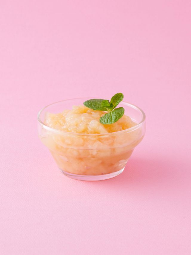 \【新商品】完熟もものハニージュレ販売中🍑/

みなさま、こんにちは😊
今日は新商品のご案内です💁‍♀️

長坂養蜂場では6月より新商品「完熟もものハニージュレ」が登場しております✨✨
昨年登場した「三ヶ日みかんのハニージュレ」に続くハニージュレシリーズ待望の第2弾です♪

国産のもも果汁に長坂養蜂場人気No.1はちみつ「二代目の蜂蜜」を合わせました💕
桃の芳醇な味わいとはちみつのまろやかな甘みをお楽しみいただけるジュレとなっております🍑🍯

なんと言ってもるんるんのパッケージもめちゃくちゃ可愛いんです😍
ぶんぶんパッケージの「三ヶ日みかんのハニージュレ」と並べるとさらにかわいさが倍増します🩷💛
ご自宅用はもちろん、贈り物としても大人にも子どもにも喜んでいただけるかと思います😊

冷やしてそのままお召し上がりいただくのはもちろん、凍らせてシャーベット状にして夏のひんやりスイーツとしてお召し上がりいただくのもおすすめですよ🧊
ぜひお楽しみくださいませ🥰

それでは、今日もぬくもりある素敵な1日になりますように。
BEE HAPPY〜💫

- - - - - - - - - - - - - - - - - - - - -

🏡 長坂養蜂場 三ヶ日本店 @nagasaka_apiary
📍 静岡県浜松市浜名区三ヶ日町下尾奈97-1
🈺 午前9：30～午後5：00
📆 毎週水曜・第2火曜定休
🅿️ 無料80台分あり

▶︎プロフィールのリンクからお買いものできます♪→@nagasaka_apiary
- - - - - - - - - - - - - - - - - - - - -
.
.
#長坂養蜂場 #養蜂場 #静岡 #浜松 #ハニージュレ