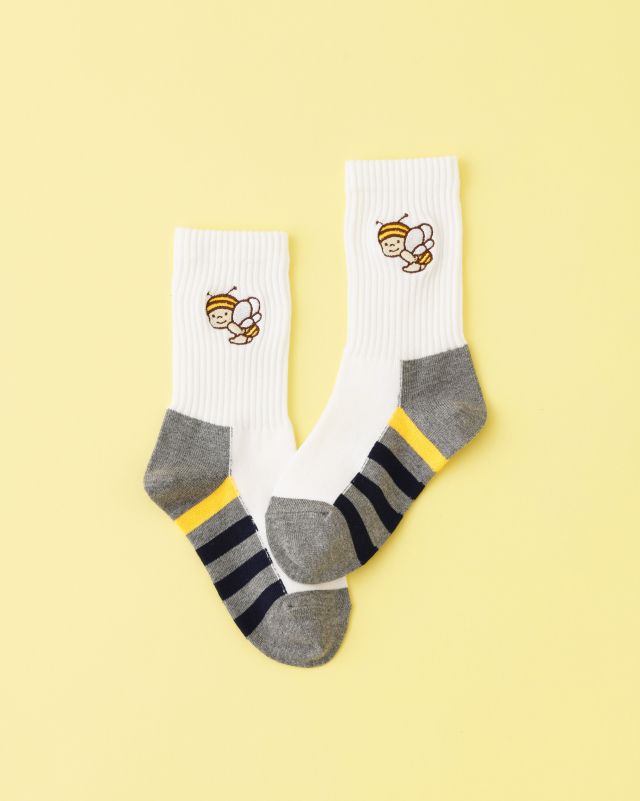 ⁡\✨️🧦「靴下屋」コラボ商品紹介🐝✨️/
⁡
⁡みなさま、こんにちは♪
本日は、8/3より販売している「靴下屋」コラボアイテムのご紹介です！

④ぶんぶん刺繍キッズソックス(16cm〜18cm)
ぶんぶんとお揃いのしましま模様がポイント🐝
足裏の汚れが目立ちにくい、親御さんたちの声から生まれたキッズソックスです♪
元気いっぱい遊ぶ夏のおでかけにも、思いっきり履いてね☀️

⑤ぶんぶん刺繍メンズソックス(25〜27cm)
「メンズサイズもほしい！」の声にお応えして、待望のメンズソックスが登場！
ミツバチをイメージしたボーダー柄に、さらりと快適な綿麻素材が爽やか🎐
暑い夏のおでかけも、足元から心地よく楽しめますよ♪⁡
⁡

いつもの足元をかわいく彩るぶんぶんたちの刺繍アイテム🧦
みなさまのコーディネート例もぜひ教えてください♪
⁡
それでは、今日もぬくもりある素敵な1日になりますように。
BEE HAPPY💫
⁡
- - - - - - - - - - - - - - - - - - - - -

🏡 長坂養蜂場 三ヶ日本店 @nagasaka_apiary
📍 静岡県浜松市浜名区三ヶ日町下尾奈97-1
🈺 午前9：30～午後5：00
📆 毎週水曜・第2火曜定休
🅿️ 無料80台分あり

▶︎プロフィールのリンクからお買いものできます♪
→@nagasaka_apiary

- - - - - - - - - - - - - - - - - - - - -
・
・
#長坂養蜂場 #はちみつ専門店 #靴下屋 #靴下屋コラボ #ぶんぶん
