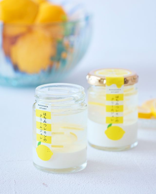 ⁡\【はちみつ感謝祭は8/31(月)まで】はちみつレモンのクリームジュレ販売中🍯🍋/

みなさま、こんにちは😊
お盆期間に入っておりますが、いかがお過ごしでしょうか？

長坂養蜂場では現在はちみつ感謝祭を開催しております🍯

今回ははちみつ感謝祭のおすすめスイーツ「はちみつレモンのクリームジュレ」をご紹介します💁‍♀️
こちらは長坂養蜂場の2号店「はちみつスイーツアトリエ」のパティシエが試作を重ねて完成した自信作です✨✨
※揺れや衝撃に弱い商品のため、ご発送は承っておりません

レモンとはちみつのさわやかな味わいを楽しめる夏にぴったりのスイーツとなっております🍋
ハニージュレとチーズクリームの2層の組み合わせは相性抜群です💕

スタッフにも大人気の商品で「絶対食べていただきたい！」との声も集まっています💬🥰
見た目もとってもかわいらしいですよ〜🧡
⁡

それでは、今日もぬくもりある素敵な1日になりますように。
BEE HAPPY💫

- - - - - - - - - - - - - - - - - - - - -

🏡 長坂養蜂場 三ヶ日本店 @nagasaka_apiary
📍 静岡県浜松市浜名区三ヶ日町下尾奈97-1
🈺 午前9：30～午後5：00
📆 毎週水曜・第2火曜定休
🅿️ 無料80台分あり

▶︎プロフィールのリンクからお買いものできます♪
→@nagasaka_apiary

- - - - - - - - - - - - - - - - - - - - -
・
・
#長坂養蜂場 #浜松 #三ヶ日 #はちみつ #はちみつレモンのクリームジュレ