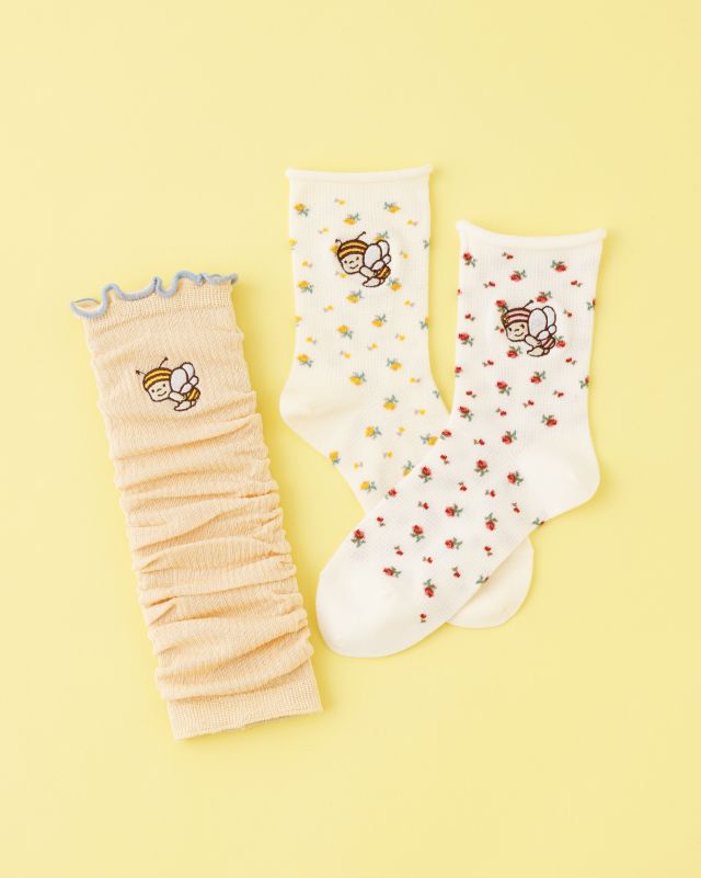 \✨️🧦「靴下屋」コラボ商品紹介🐝✨️/
⁡
⁡みなさま、こんにちは♪
本日は、8/3より販売している「靴下屋」コラボアイテムのご紹介です！

①ぶんぶん刺繍花柄ソックス(22.5cm〜24.5cm)
②るんるん刺繍花柄ソックス(22.5cm〜24.5cm)
小さなお花が散りばめられた、心ときめくソックス🌼
足元から夏のおでかけをかわいく彩ってくれる、とっておきの一足です♪

③ぶんぶん刺繍アームカバー
夏のお出かけの強い味方！日焼け対策にぴったりなアームカバーが登場✨️
ひんやり冷感素材なので、暑い日も快適にお使いいただけます☀️
レッグカバーやトレンカ(セパレートレギンス)として使うのも、ワンポイントになっておすすめですよ☺️
⁡

いつもの足元をかわいく彩るぶんぶんたちの刺繍アイテム🧦
みなさまのコーディネート例もぜひ教えてください♪
次回の投稿もお楽しみに👀✨️
⁡
それでは、今日もぬくもりある素敵な1日になりますように。
BEE HAPPY💫
⁡
- - - - - - - - - - - - - - - - - - - - -

🏡 長坂養蜂場 三ヶ日本店 @nagasaka_apiary
📍 静岡県浜松市浜名区三ヶ日町下尾奈97-1
🈺 午前9：30～午後5：00
📆 毎週水曜・第2火曜定休
🅿️ 無料80台分あり

▶︎プロフィールのリンクからお買いものできます♪
→@nagasaka_apiary

- - - - - - - - - - - - - - - - - - - - -
・
・
#長坂養蜂場 #はちみつ専門店 #靴下屋 #靴下屋コラボ #ぶんぶん