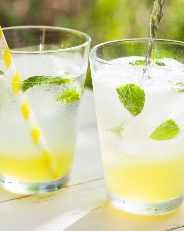 ＼暑い夏におすすめ♪ひんやり夏ドリンク🍹／

暑い日が続くこの季節☀️
おうちで楽しめる、夏にぴったりの商品を2つご紹介します♪

🍊 はちみつ柚
鹿児島県産の柚をまるごと絞り、はちみつを加えました。
柚のすっぱさとはちみつのやさしい甘さで、後味スッキリ✨

お水で割るのはもちろん、暑い日はシュワッと炭酸で割って
「はちみつ柚スカッシュ」にするのもおすすめです♪
8/31までお得な感謝価格でご用意しています！
⁡

☕ はちみつアイス珈琲
愛知県豊橋市の「ほしの珈琲」さんとのコラボ商品。
自家焙煎のこだわりの味わいに、はちみつをプラスしました🍯

氷をたっぷり入れたグラスに注いで、
ひんやり贅沢なコーヒーでおうちカフェに♪

気分をさっぱりリフレッシュしたいときは「はちみつ柚」🍊
ほっとひと息つきたいときは「はちみつアイス珈琲」☕

その日の気分に合わせて、
はちみつのやさしい甘さに癒されながら、
“夏の一杯”をお楽しみください🐝✨

それでは、今日もぬくもりある素敵な1日になりますように。
BEE HAPPY💫

- - - - - - - - - - - - - - - - - - - - -

🏡 長坂養蜂場 三ヶ日本店 @nagasaka_apiary
📍 静岡県浜松市浜名区三ヶ日町下尾奈97-1
🈺 午前9：30～午後5：00
📆 毎週水曜・第2火曜定休
🅿️ 無料80台分あり

▶︎プロフィールのリンクからお買いものできます♪
→@nagasaka_apiary

- - - - - - - - - - - - - - - - - - - - -
・
・
#長坂養蜂場 #浜松 #三ヶ日 #はちみつアイス珈琲 #はちみつ柚