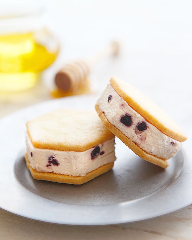 \【9/29(火)まで】ブルーベリーのハニーチーズサンド販売中📣/

みなさま、こんにちは😊
長坂養蜂場では9/29(火)まではちみつブルーベリーフェアを開催しております🫐

本日はフェア商品の中から「ブルーベリーのハニーチーズサンド」をご紹介します💁‍♀️

ブルーベリーの風味をより楽しんでいただけるようクッキーにもこだわっています🍪
チーズクリームの生地にはドライブルーベリーを練り込み、真ん中には生のブルーベリーを使ったコンフィチュールを絞ったブルーベリー尽くしの商品です😋

当店2号店「はちみつスイーツアトリエ」のパティシエが試作を重ねて完成した自信作をお楽しみください✨✨
⁡
それでは、今日もぬくもりある素敵な1日になりますように。
BEE HAPPY💫

- - - - - - - - - - - - - - - - - - - - -

🏡 長坂養蜂場 三ヶ日本店 @nagasaka_apiary
📍 静岡県浜松市浜名区三ヶ日町下尾奈97-1
🈺 午前9：30～午後5：00
📆 毎週水曜・第2火曜定休
🅿️ 無料80台分あり

▶︎プロフィールのリンクからお買いものできます♪
→@nagasaka_apiary

- - - - - - - - - - - - - - - - - - - - -
・
・
#長坂養蜂場 #浜松 #はちみつ #ブルーベリー #ブルーベリーのハニーチーズサンド