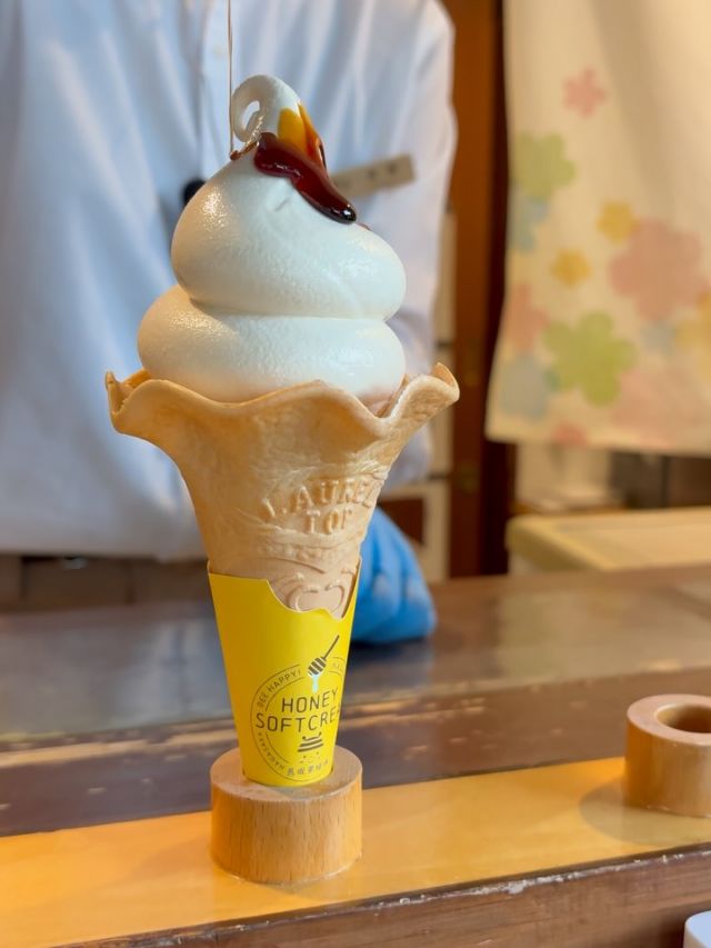 \【10/27(火)まで】はちみつプリンソフト販売中🍮🍦/

みなさま、こんにちは😊
長坂養蜂場では10/27(火)までの期間中、「秋のぶんぶん祭り」を開催しております📣

今回は「はちみつプリンソフト」をご紹介します💁‍♀️
はちみつプリン風味のソフトと濃厚な焦がし蜂蜜ソースのマリアージュをお楽しみいただけるソフトクリームです✨✨

スタッフにもファンがとても多い大人気ソフトクリームです💕
「やっぱりこの味が好き〜」と盛り上がっております！

ぜひこの機会にお召し上がりくださいませ🥰

それでは、今日もぬくもりある素敵な1日になりますように。
BEE HAPPY〜💫

- - - - - - - - - - - - - - - - - - - - -

🏡 長坂養蜂場 三ヶ日本店 @nagasaka_apiary
📍 静岡県浜松市浜名区三ヶ日町下尾奈97-1
🈺 午前9：30～午後5：00
📆 毎週水曜・第2火曜定休
🅿️ 無料80台分あり

▶︎プロフィールのリンクからお買いものできます♪→@nagasaka_apiary
- - - - - - - - - - - - - - - - - - - - -
.
.
#長坂養蜂場 #養蜂場 #静岡 #浜松 #はちみつプリンソフト